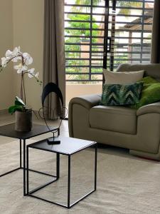 ein Wohnzimmer mit einem Sofa und einem Tisch in der Unterkunft Casa Alta Gracia in Paramaribo