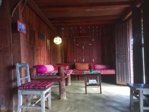 Posezení v ubytování Shanta Ghar A Rustic Guesthouse + 37 fotografií