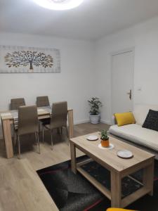 ein Wohnzimmer mit einem Sofa und einem Tisch in der Unterkunft APARTAMENTO ESTEL in La Seu d'Urgell