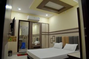 Hotel Shri Gourav客房内的一张或多张床位