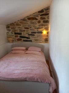Posteľ alebo postele v izbe v ubytovaní Maison, calme avec cheminée.