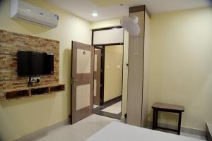 Hotel Shri Gourav的电视和/或娱乐中心