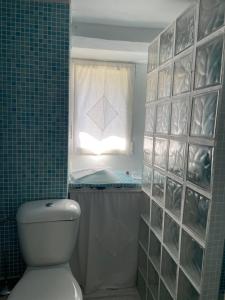 Kúpeľňa v ubytovaní Maison, calme avec cheminée.