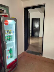 um frigorífico de cocacola num quarto com um corredor em 中华楼 - em Belgrado