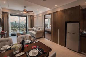 uma cozinha e sala de estar com uma mesa e uma sala de jantar em Luxury Beach Condo 5-star, Rooftop pool em Da Nang