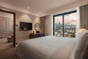 ダナンにあるLuxury Beach Condo 5-star, Rooftop poolのベッドと大きな窓があるホテルの部屋 +37枚の写真