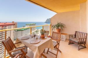 stół na balkonie z widokiem na ocean w obiekcie Ambar Beach w mieście Calpe