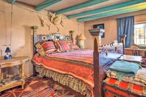 een slaapkamer met een bed en een tafel. bij Idyllic Española Casita with Private Hot Tub! in Espanola