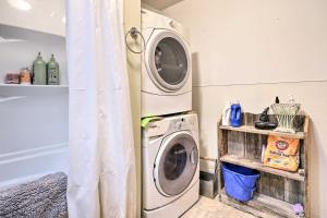 een wasmachine en een wasmachine in een wasruimte bij Idyllic Española Casita with Private Hot Tub! in Espanola