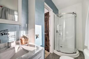 Ένα μπάνιο στο Charming New London Home Less Than 1 Mi to River Taxi +25 φωτογραφίες