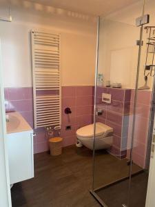 a bathroom with a toilet and a sink at Costa Azzurra Aparment in Grado