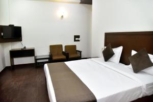 Giường trong phòng chung tại Homefort Stays Near 32 Avenue and Udyog Vihar Gurgaon