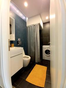 een badkamer met een wastafel en een wasmachine bij Bella Suite city Center, Parking in Thessaloniki
