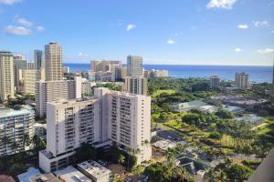 z góry widok na miasto z budynkami i ocean w obiekcie Waikiki Condo High Floor Views Beaches Convention Center w mieście Honolulu