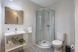 Un baño con ducha, inodoro y lavabo. en Luxury property in Gzira just minutes away from the seafront and Restaurants, en Il-Gżira 12 fotos más