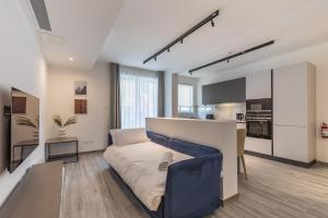 Una sala de estar con un sofá y una cocina. en Luxury property in Gzira just minutes away from the seafront and Restaurants, en Il-Gżira