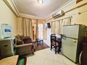 - un salon avec un canapé et un réfrigérateur dans l'établissement lucky house Dahab, à Dahab