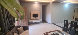 sala de estar con TV y sofá en RK island view 3 bedroom apartment en Dabolim