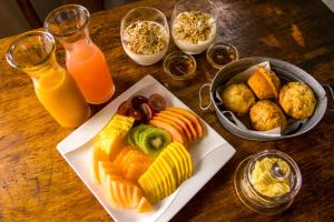 una mesa con un plato de comida y vasos de zumo de naranja en Ezulwini Game Lodges, en Balule Game Reserve