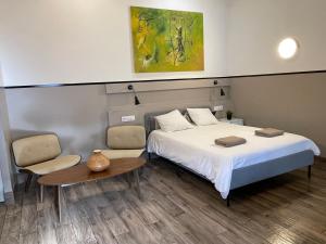 1 dormitorio con 1 cama, mesa y sillas en Casa Hotel en Aix-en-Provence
