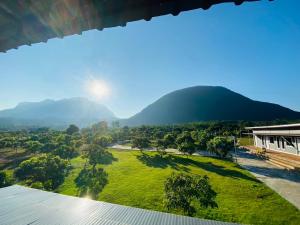 Aussicht vom Dach eines Gebäudes mit Bergen im Hintergrund in der Unterkunft ยังคอยที่ดอยนาง พูลวิลล่า in Chiang Dao