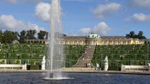 een fontein voor een groot gebouw bij VILLA LILIA - das charmante Ferienhaus am See in Potsdam in Potsdam