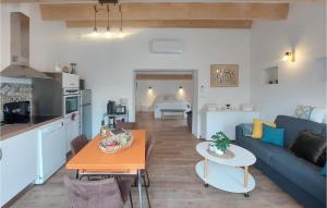 uma sala de estar com um sofá azul e uma mesa em 1 Bedroom Pet Friendly Home In Balaruc Le Vieux em Balaruc-le-Vieux