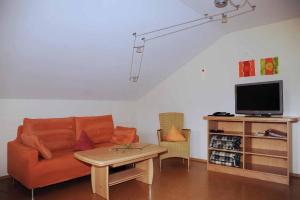 ein Wohnzimmer mit einem Sofa und einem Tisch in der Unterkunft Beim Beckerbauern in Sankt Englmar