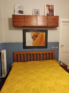 um quarto com uma cama com uma fotografia na parede em residenza San Martino em Nápoles