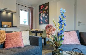 Χώρος καθιστικού στο 2 Bedroom Awesome Home In Breukelen