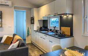 een keuken met een wastafel en een bank in een kamer bij Lovely Home In Breukelen With House Sea View in Breukelen