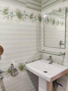 Un baño de Rustling Pines Cottage - Entire Himachal villa