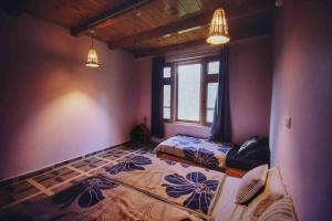 Ein Bett oder Betten in einem Zimmer der Unterkunft Rustling Pines Cottage - Entire Himachal villa