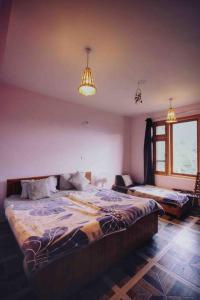 Ein Bett oder Betten in einem Zimmer der Unterkunft Rustling Pines Cottage - Entire Himachal villa