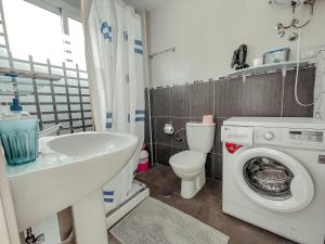 プラヤ・デ・ラス・アメリカスにあるStudios CC Victoria Ocean Viewのバスルーム(洗濯機、トイレ付)