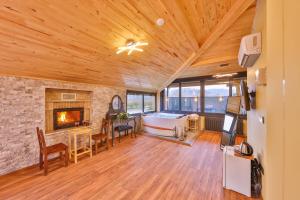 un grand salon avec une cheminée et une baignoire dans l'établissement Ağva Pieria Luxury Hotel Plus 16, à Ağva 76 autres photos