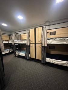 Zimmer mit 3 Etagenbetten und Vorhängen in der Unterkunft Hostel 211A in Almaty