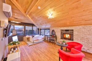 un salon avec une cheminée et des chaises rouges dans l'établissement Ağva Pieria Luxury Hotel Plus 16, à Ağva