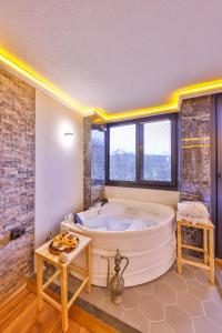 baño grande con bañera grande y ventanas en Ağva Pieria Luxury Hotel Plus 16, en Agva