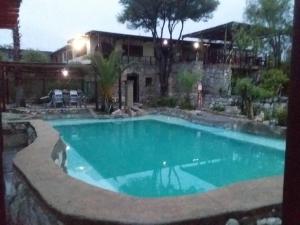 uma piscina em frente a uma casa em Nkisi Guesthouse em Kang