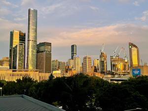 vistas al perfil urbano y edificios altos en Lovely 2 Beds Apt with City View at South Brisbane, en Brisbane