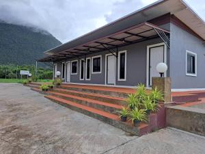 ein Gebäude mit Treppen und Pflanzen davor in der Unterkunft ยังคอยที่ดอยนาง พูลวิลล่า in Chiang Dao