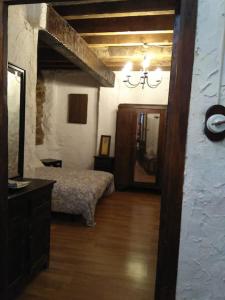 1 dormitorio con 1 cama y suelo de madera en A 11 km de Riopar Casa Acogedora con sabor antaño, 