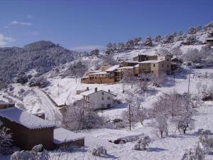 un grupo de casas en una montaña nevada en A 11 km de Riopar Casa Acogedora con sabor antaño, 