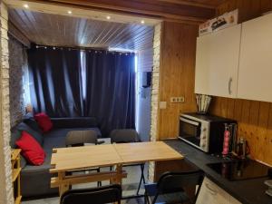Kuchyň nebo kuchyňský kout v ubytování Studio 4 couchages dans un chalet tout confort + 2 fotografie