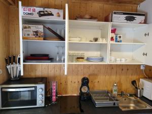 Una cocina o zona de cocina en Studio 4 couchages dans un chalet tout confort