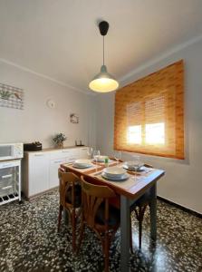 cocina con mesa y sillas en una habitación en Casa Rural Las Peñetas, en Bolbaite