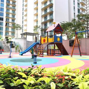 een speeltuin met een glijbaan in een park bij STAY BY LATINEM Luxury Studio Holiday Home G6-6711 near Burj Khalifa in Dubai
