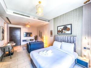 1 dormitorio con 1 cama blanca grande y escritorio en STAY BY LATINEM Luxury Studio Holiday Home G6-6711 near Burj Khalifa, en Dubái
