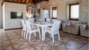 - une cuisine avec une table blanche et des chaises blanches dans l'établissement Peaceful House in Bozcaada, à Çanakkale